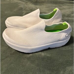 Like New Oofos Women’s OOMG eeZee Low Shoe size 10